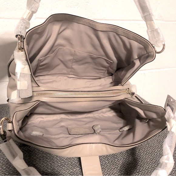 Coach Carlyle Shoulder Bag in Smooth Leather (NWT) - Picture 6 of 8